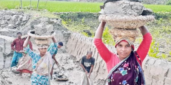 শ্রম বেশি মজুরি কম, বেশি বৈষম্যের শিকার নারীরা